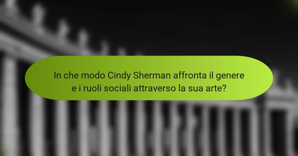 In che modo Cindy Sherman affronta il genere e i ruoli sociali attraverso la sua arte?